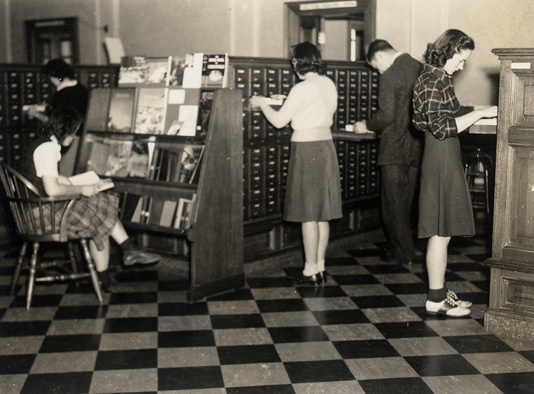 Students using the card catalog in Vol Walker Library, 1942, Special Collections Picture Collection 1405